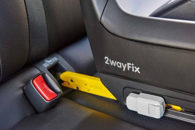 ISOFIX connectors latched to lower anchors